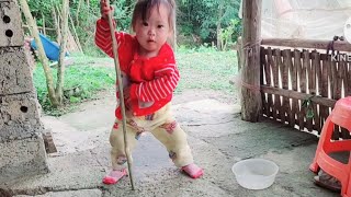 The difficult and impoverished daily life of the single mother and her child.