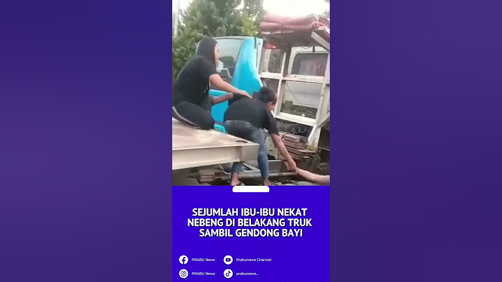 Sejumlah Ibu-ibu nekat nebeng di belakang truk sambil gendong bayi.