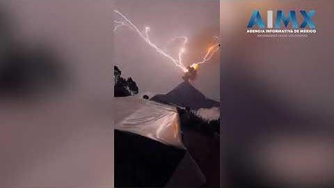 Rayo impacta en el cráter del Volcán de Fuego en Guatemala