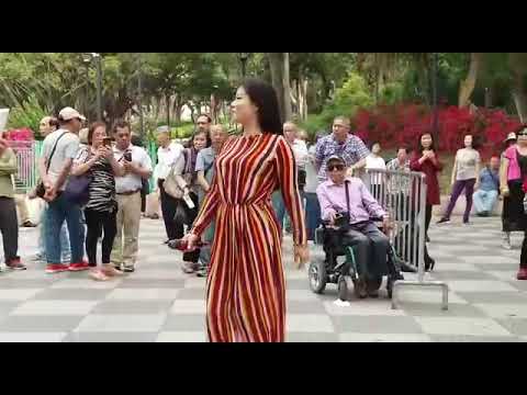 香港美女载歌载舞演唱网络红歌     拥抱你离去   旺角菜街艺人 屯门公园表演 singing 2018 4 11  芯妮