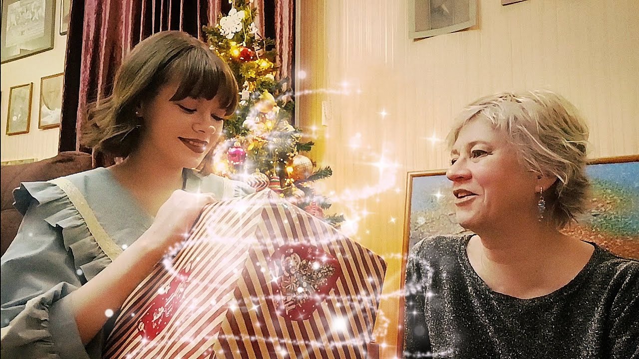 Распаковка новогодних подарков с мамой