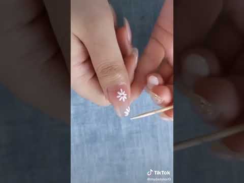 رسم ورد بالمناكير على الاضافر