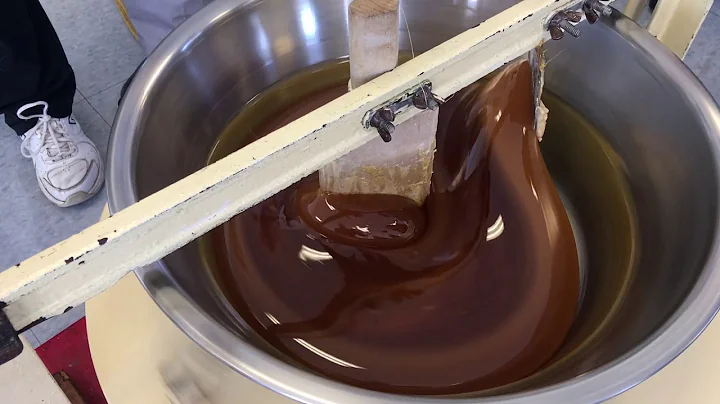 Sugarmaker demonstrates homemade cream machine