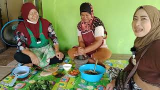 Masak sup Komunis di kampung perdamaian Sukhirin