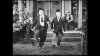 Miniatura del video "ILHAMA w/ DJ OGB - Bei mir bist du scheen (corrected aspect ratio) Laurel & Hardy music video"