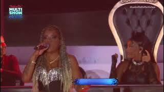 Tati Quebra Barraco cantando 