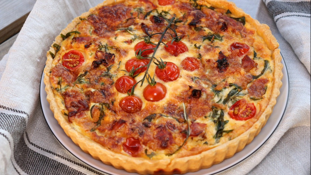 Quiche mit Rucola, Schinken und Kirschtomaten. Eine wunderbare ...