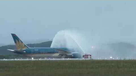 Chuyến bay thương mại đầu tiên đáp xuống sân bay quốc tế Vân Đồn