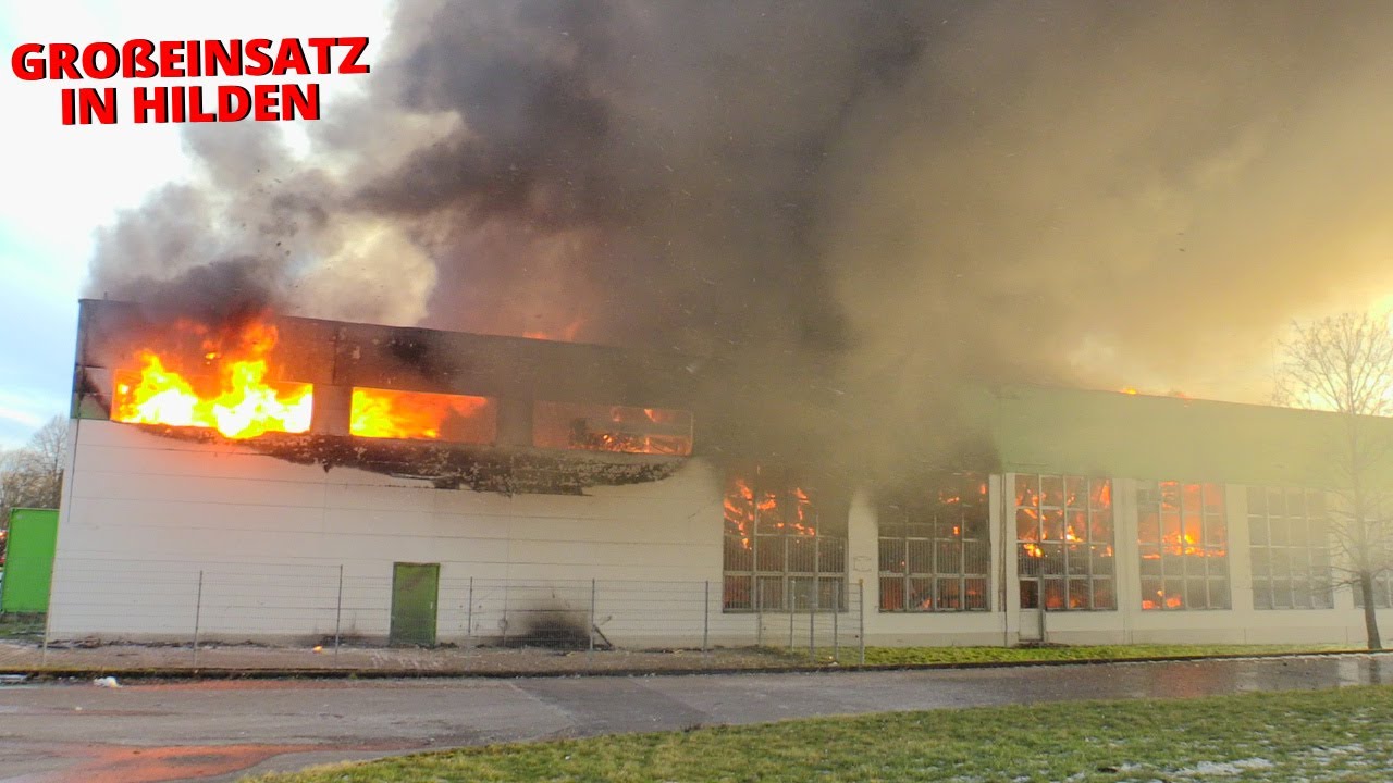 [GROßBRAND IN HILDEN] - Halle einer Druckerei in Vollbrand | Massive Rauchentwicklung | 14.02.2021 -