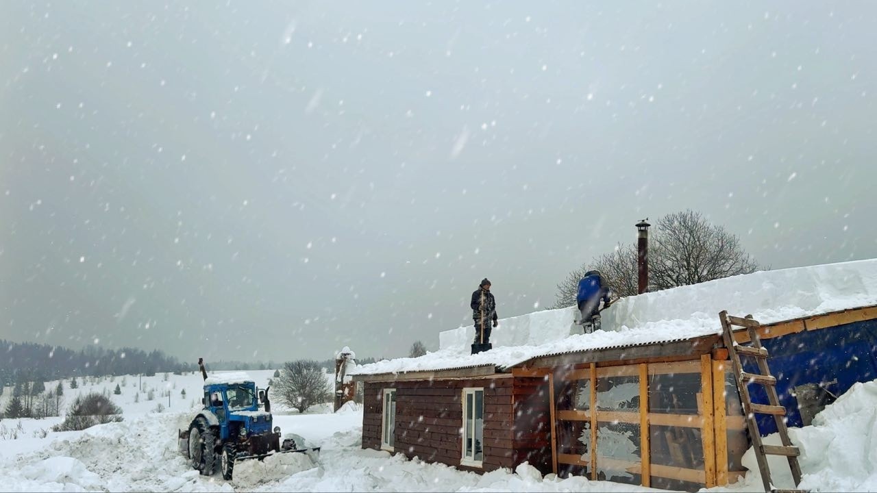1.5 МЕТРА СНЕГА! КРЫША МОГЛА РУХНУТЬ! СКИНУЛИ ТОННЫ С КРЫШИ. ЗАВОДИМ Т-40 И КЛАДЕМ КЕРАМОГРАНИТ!