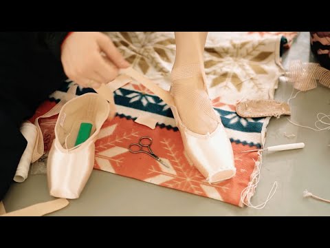 How the ballerinas prepare their pointe shoes/Как балерина готовит свои пуанты к работе.
