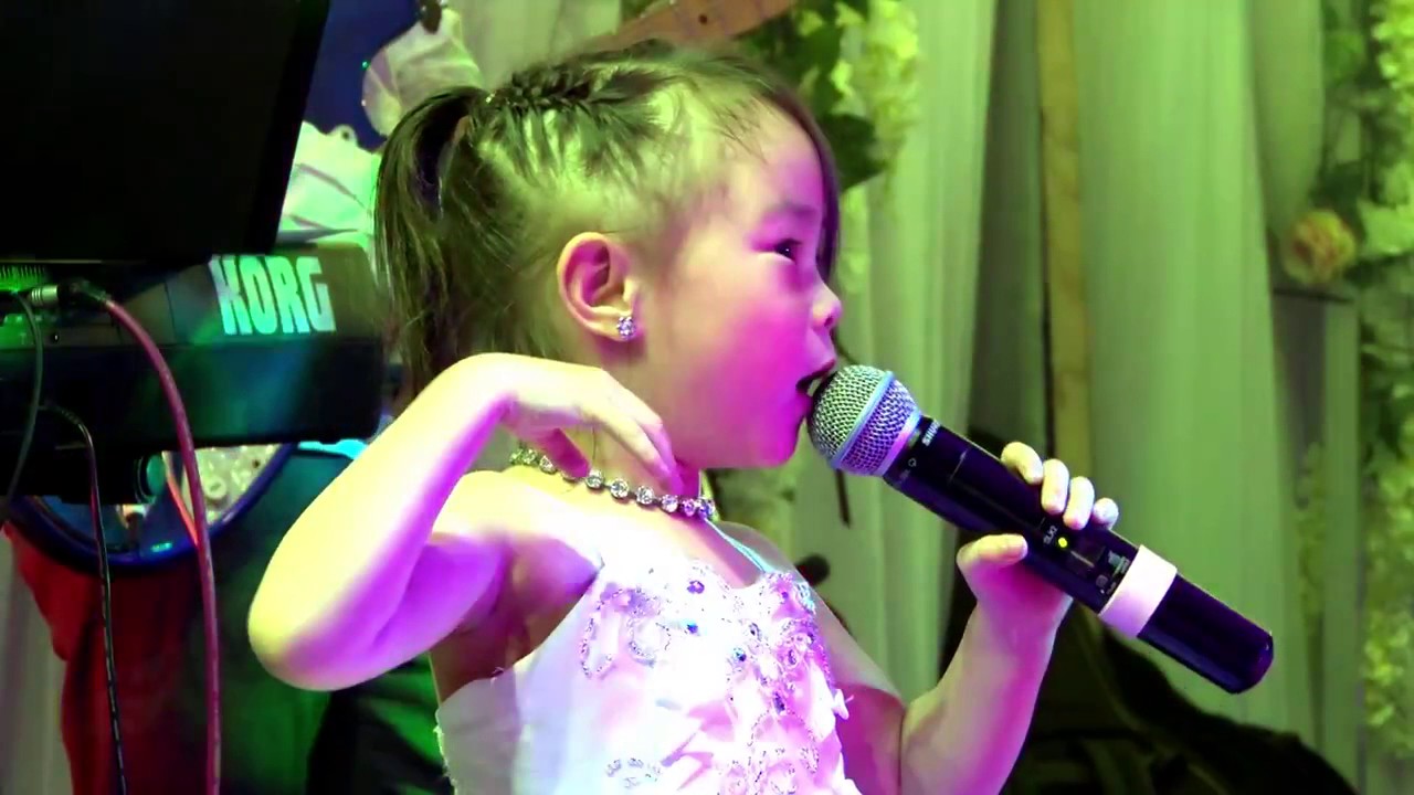 3 Year Old Girl Perfectly Performs My Heart Will Go On - YouTube