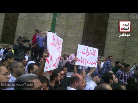 المتظاهرون بالجامع الأزهر جيش محمد هنا موجود