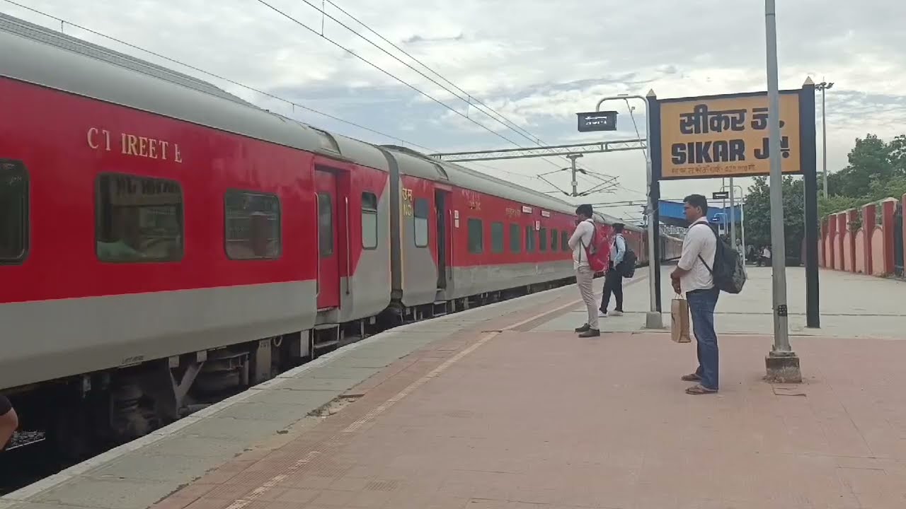 prayagraj Lalgarh express train (sikar junction) mast rail