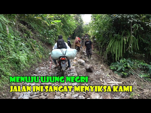 Jalan Ini Sangat Menyiksa Kami.. Perjalanan Pelosok Negri Kampung Ujung Planet . class=