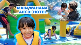 Samatha Bermain Air di kolam renang Seru Wahana air Hotel