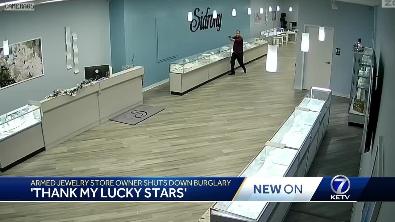 Armed jewelry store owner shuts down burglary - YouTube
