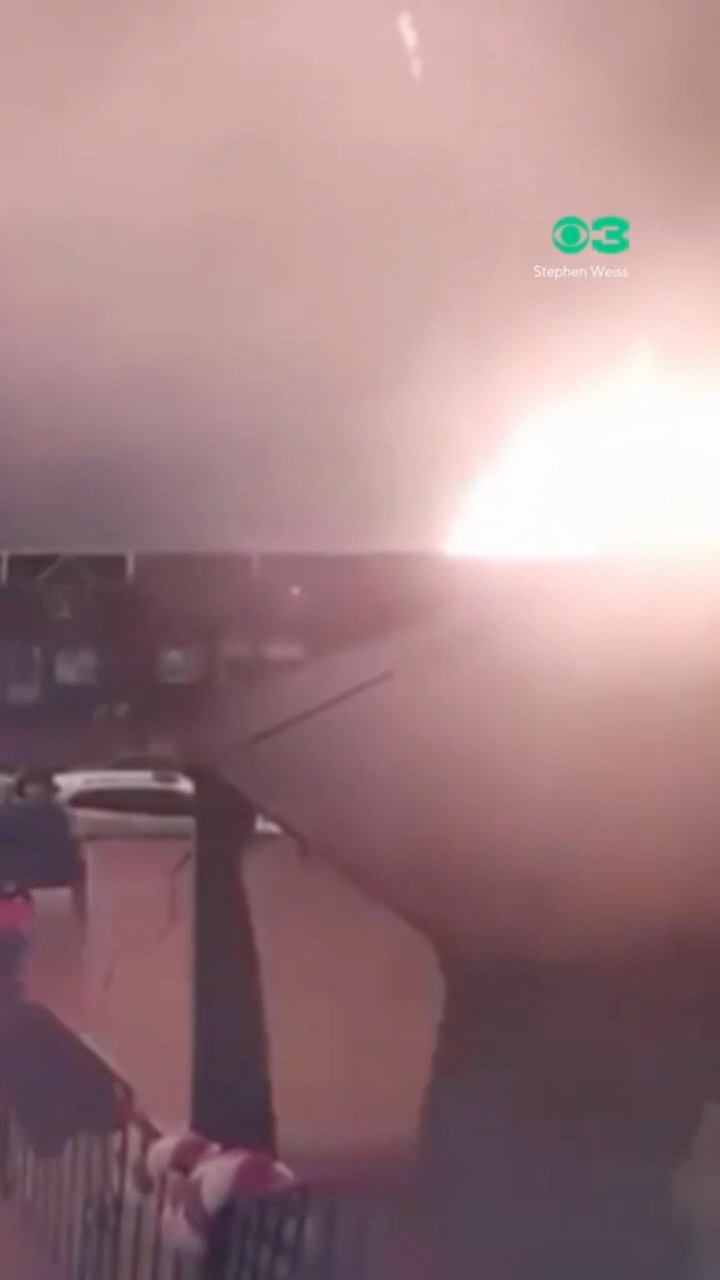 Doorbell camera captures moment of Philadelphia plane crash #shorts