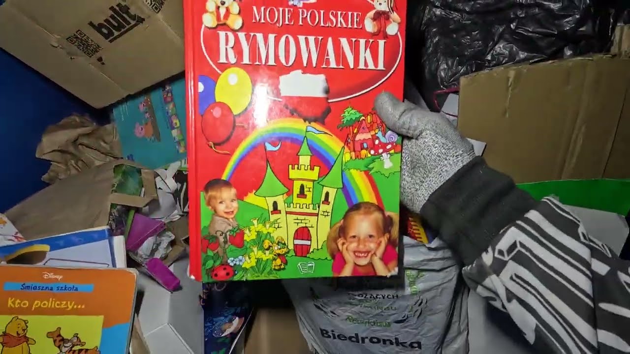 Znalazłem śmietnik pełny wartościowych bajek dla dzieci i książek!Dlaczego to wyrzucono do śmieci?