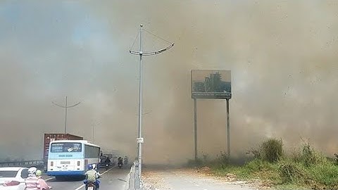 PLO - Cháy lan từ đốt rác, khu dân cư náo loạn ngày giáp tết