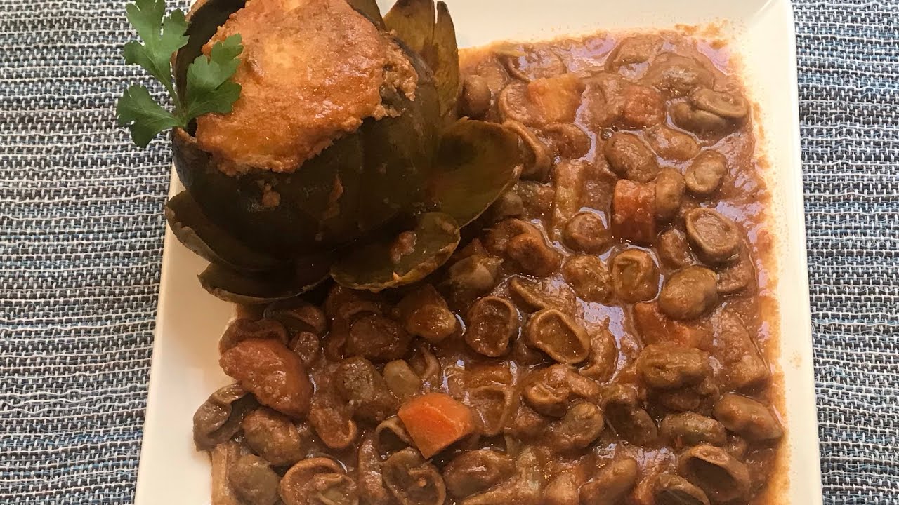 Alcachofas rellenas acompañadas de habas