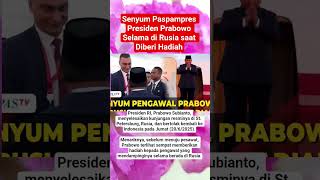 Senyum Paspampres Presiden Prabowo Selama di Rusia saat Diberi Hadiah