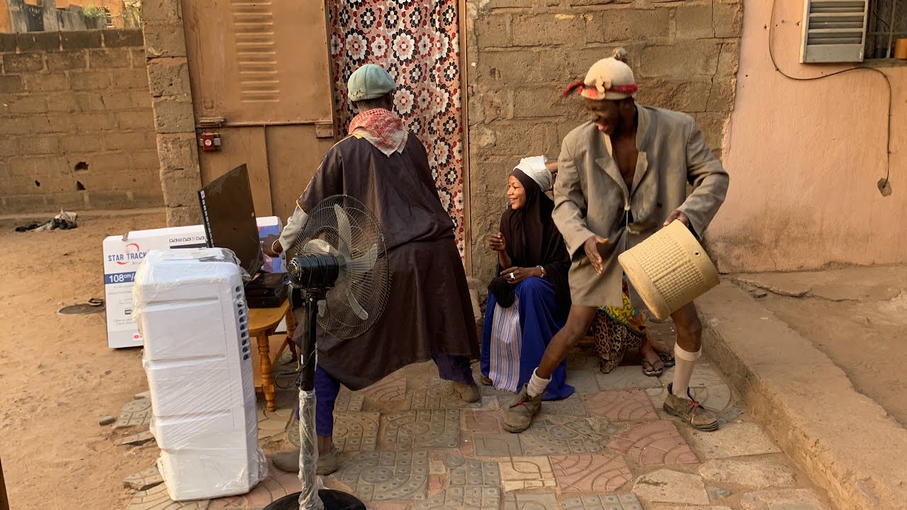 Le Fou Woroli Boua Ladji chasse son bouramousso Basaran de chez lui