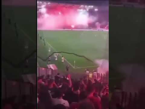 Video από την εξέδρα: Η στιγμή που σκάει η κροτίδα κοντά στον Χουανκάρ