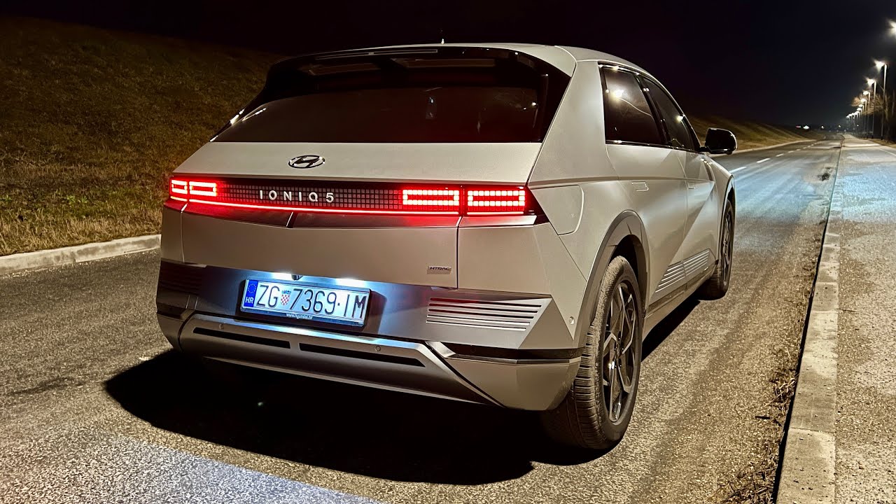 Bijwerken een andere maniac New HYUNDAI IONIQ 5 (2022) at night - CRAZY AMBIENT lights, LED lights &  digital cockpit views - YouTube