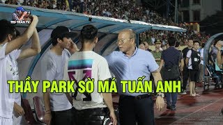 Hình ảnh đặc biệt: Thầy Park gọi riêng Tuấn Anh để nhắc nhở và hỏi thăm tình hình chấn thương