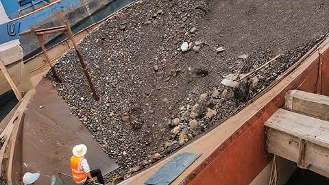 Barge unloading 4600 tons of large and small cobblestone - Relaxing natural stone flow sound