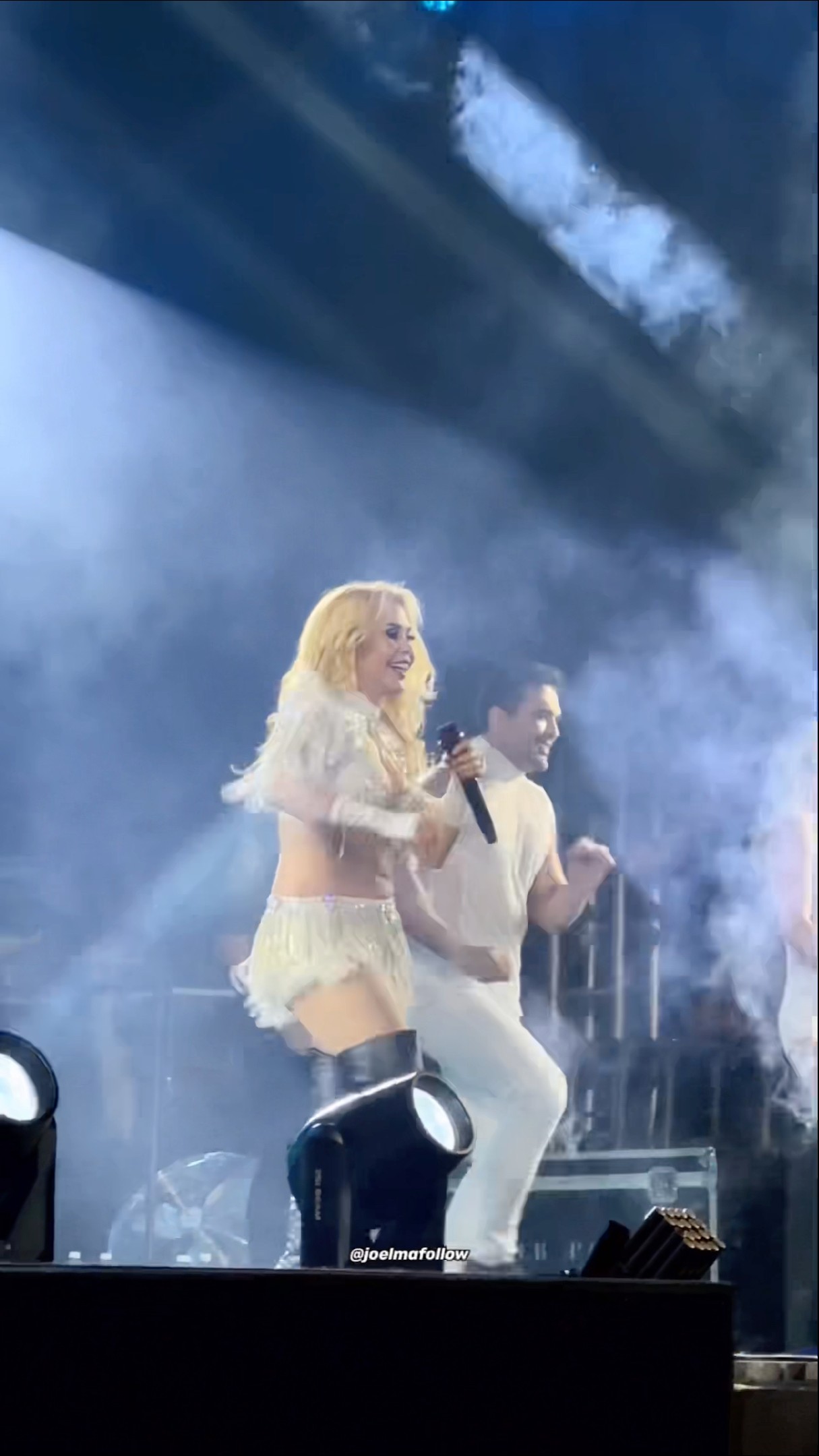 Joelma fazendo a coreografia de Vendaval
