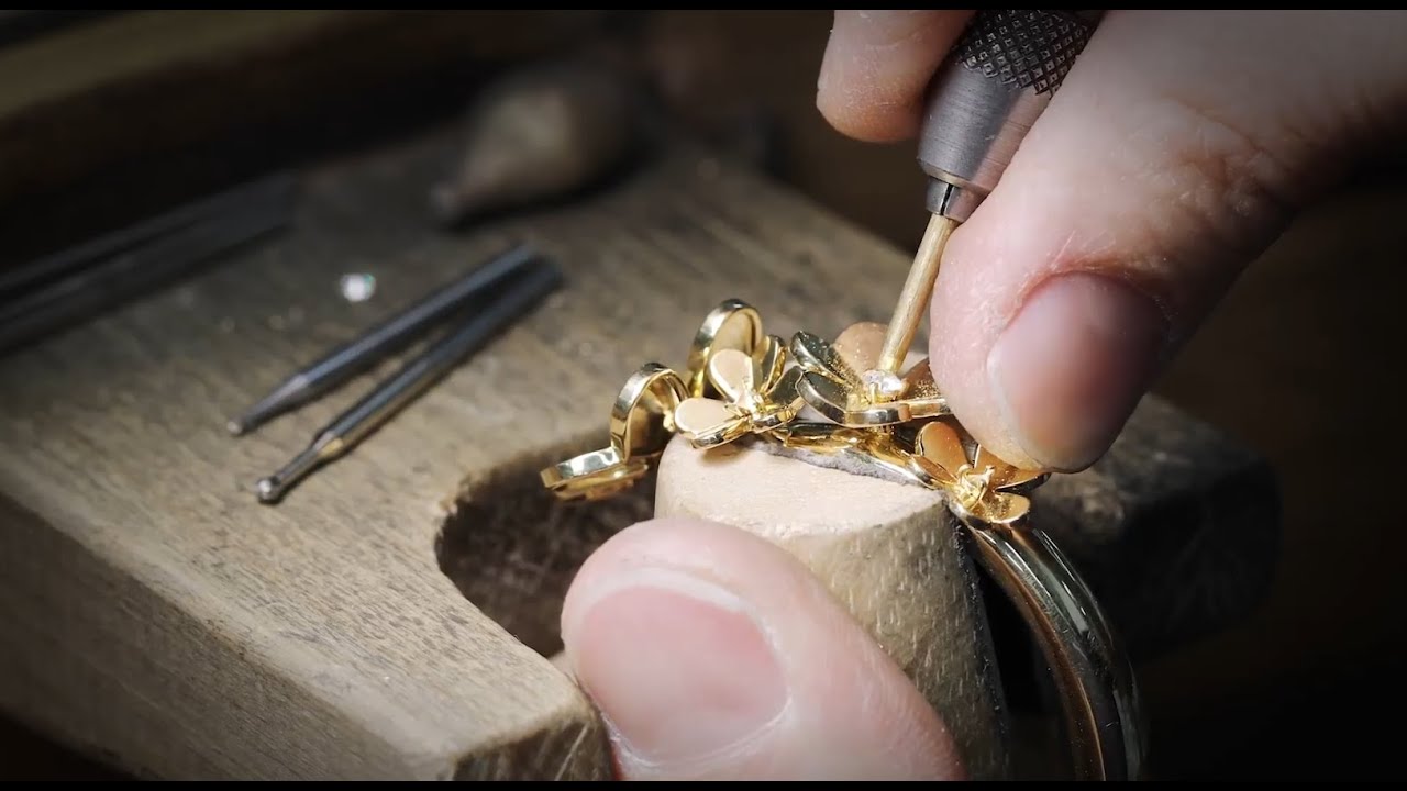 Van Cleef & Arpels' Savoir-Faire behind the new Frivole 7-flowers bracelet.