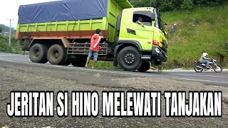 Dump Truck Hino Menjerit Melewati Tanjakan Gentong