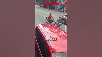 Nữ tài xế xe ôm bị người đàn ông đi ô tô đạp ngã giữa đường ở Bình Dương