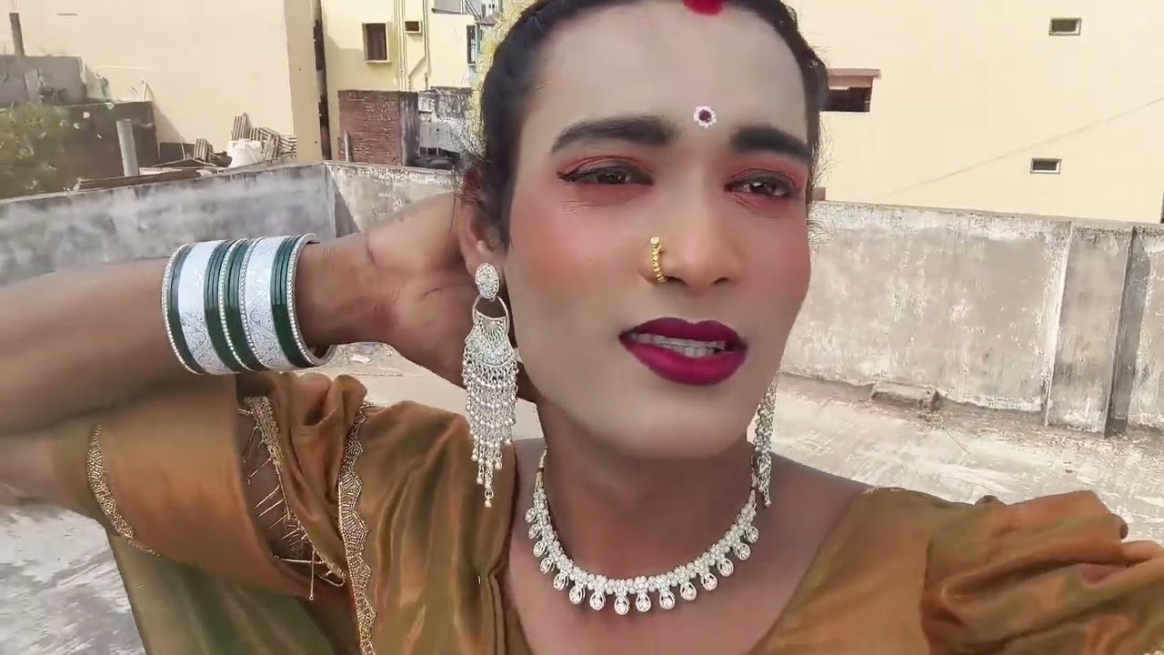 Yah Sari pahnane ka bahut shauk tha aaj pahan liye aap log comment mein bataiye kaise lag rahe hain 