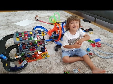 Fatih selim'in Hot Wheels Büyük Çarpışma Yarış Seti ve park alanındaki bir sürü araçları