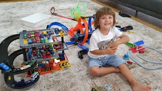 Fatih selim'in Hot Wheels Büyük Çarpışma Yarış Seti ve park alanındaki bir sürü araçları