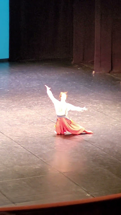 Ukrainian Folk Dance in Russian Theater Gets Standing Ovation