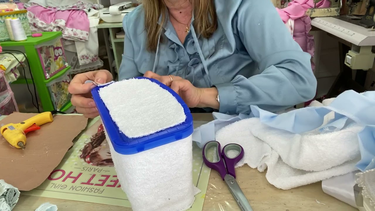 Riciclo di contenitore di plastica.Il baule della nonna.