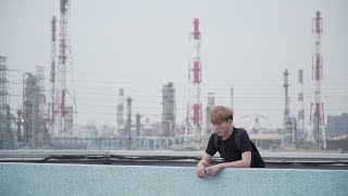 煙囪環伺的大提琴手