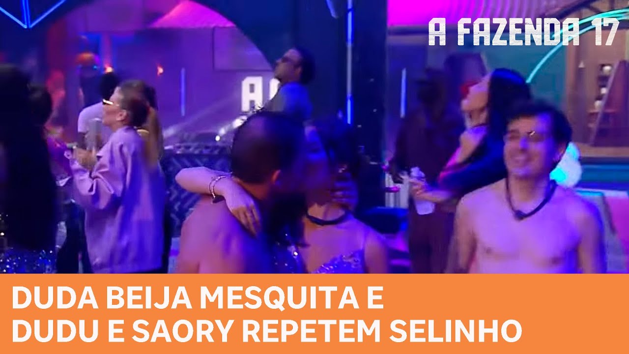 A FAZENDA 17: Duda beija Mesquita e Dudu e Saory repetem selinho durante festa