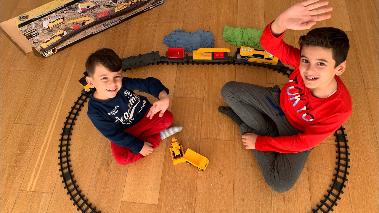 Yusuf Cat tren setini açtı, kurdu😍🚂Enes abisiyle kinetik kumla inşaat yaptılar👻 Cuf cuf gitti😍