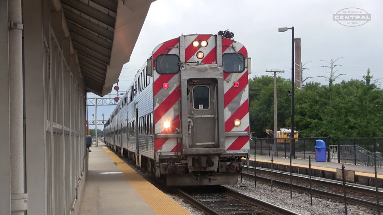 Trains Meeting at Metra Tower A-2!
