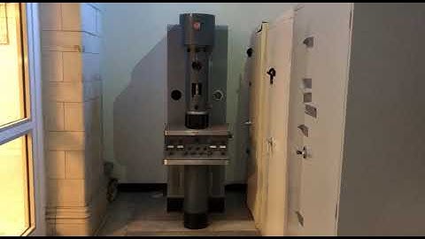 Tour of FEMR (Facility for Electron Microscopy Research, McGill University)