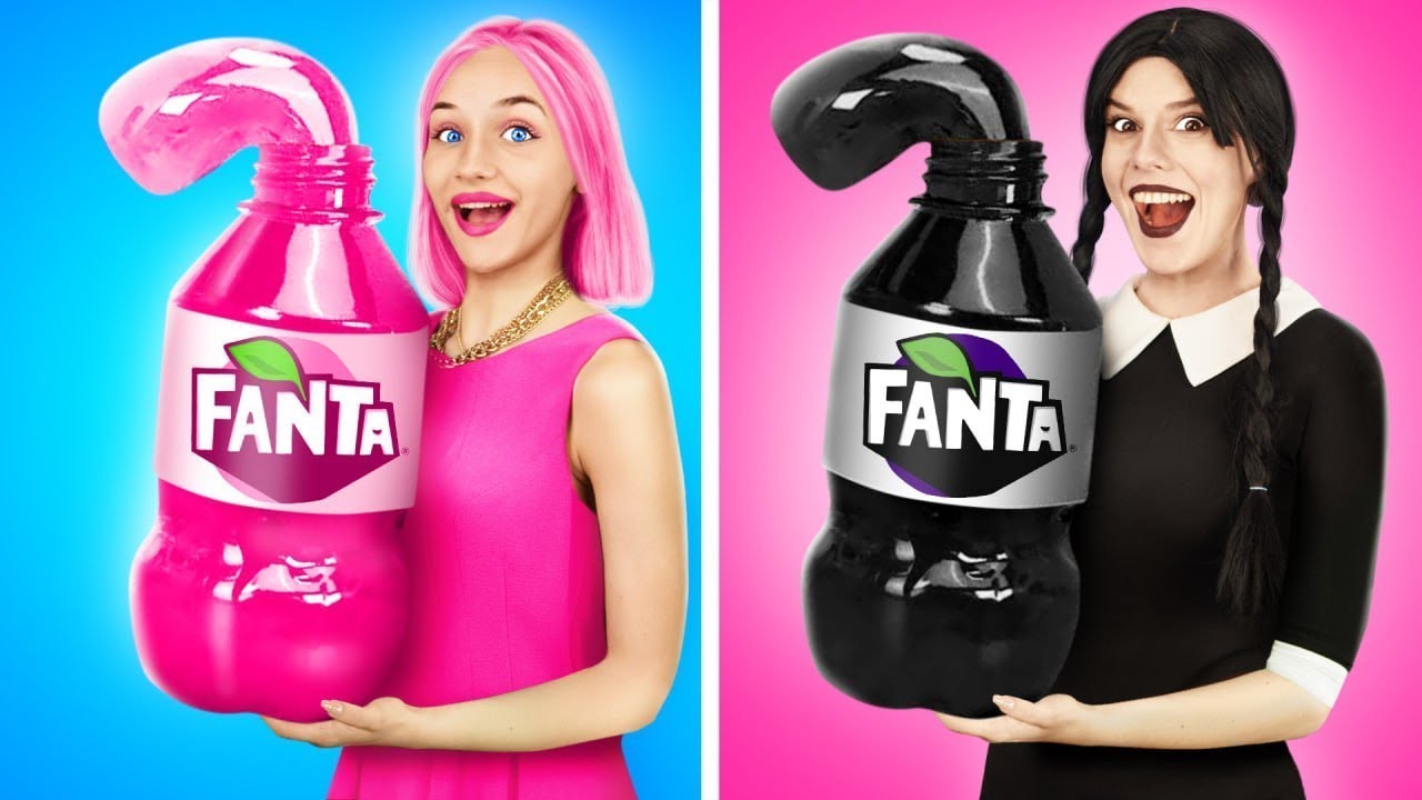 Desafío de Cocinar Wednesday VS Enid | Desafío de Comer Comida Rosa VS Negra por YUMMY JELLY