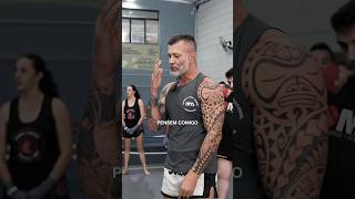 Pega essa dica Os golpes de soco e cotovelo sempre utilizando cadeia cruzada mua