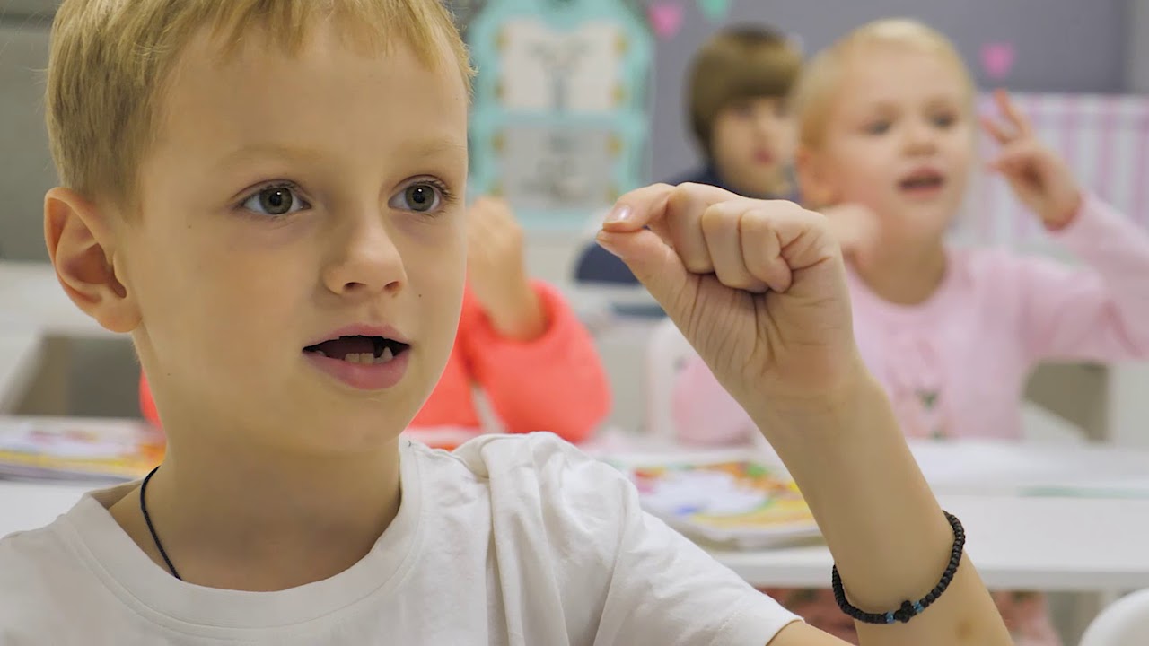 Занятия в художественной школе. Пение дети. Занятия живописью для детей. Студия рисования для детей. Детская студия.