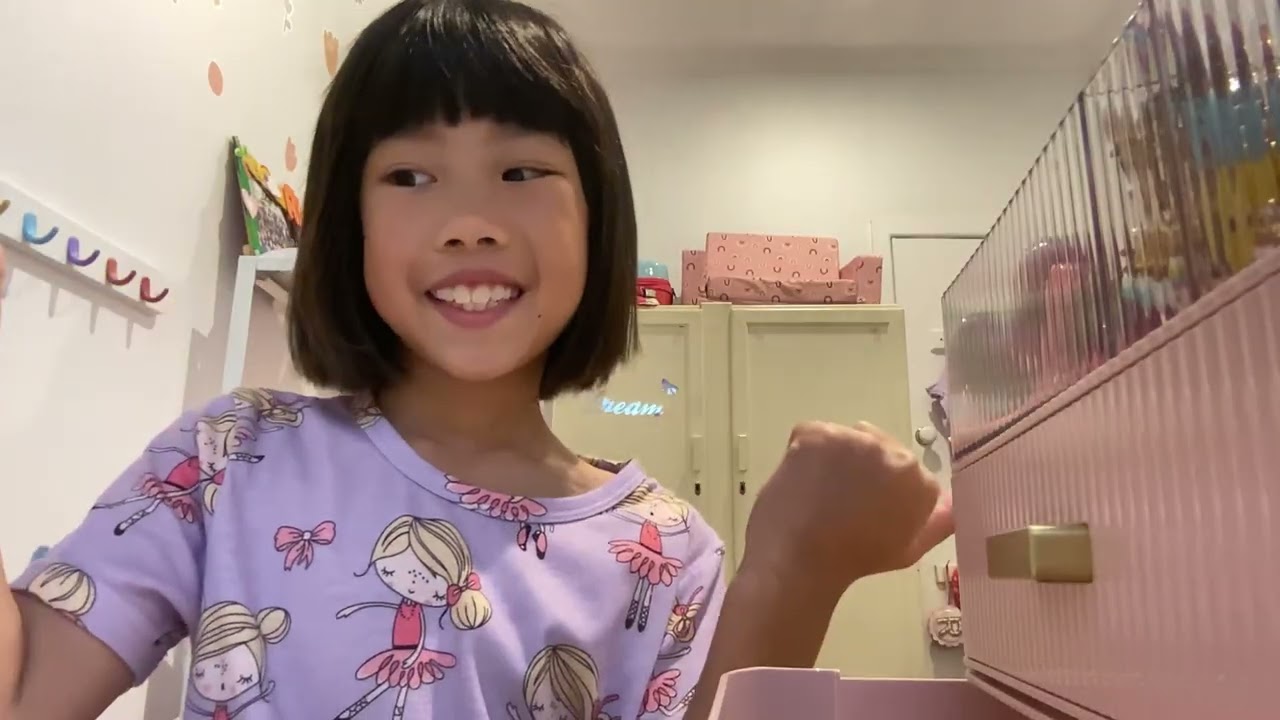 Let’s see this make up box and do my make up routine with me ￼