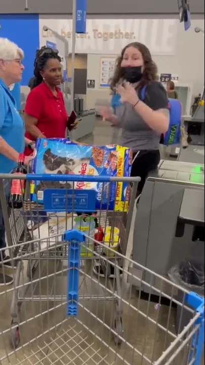Insane Woman Freaks Out in Walmart Self Checkout Line
